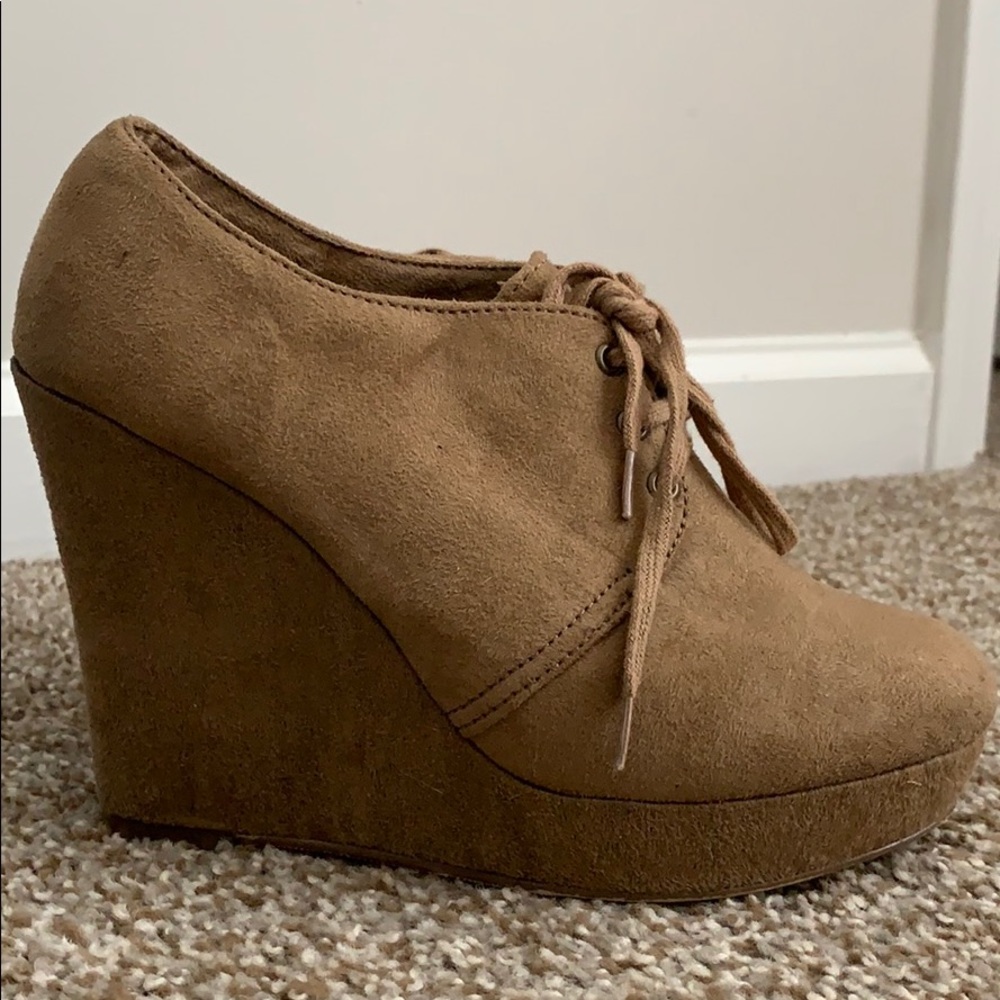 Black poppy platforms